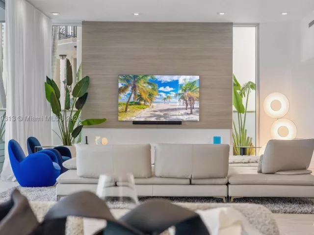 4-bedroom home for rent in Sunny Isles Beach - 323 Atlantic Ave Na - MondialRealty