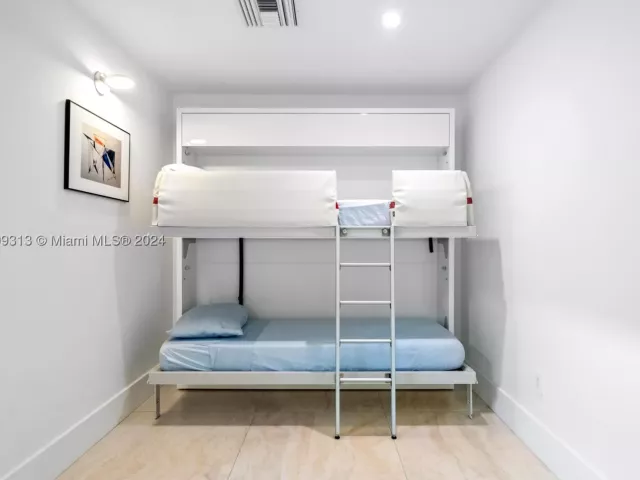 4-bedroom home for rent in Sunny Isles Beach - 323 Atlantic Ave Na - MondialRealty