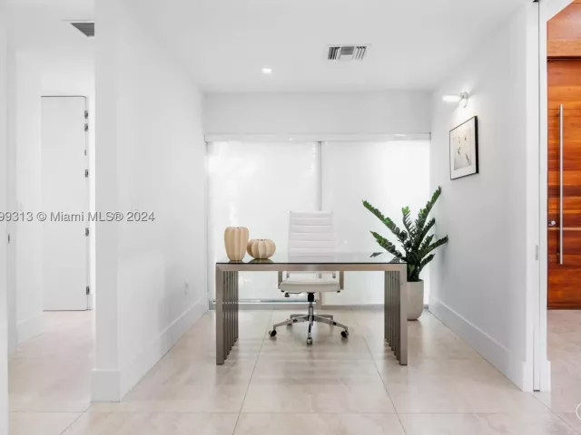 4-bedroom home for rent in Sunny Isles Beach - 323 Atlantic Ave Na - MondialRealty