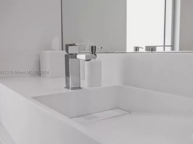 4-bedroom home for rent in Sunny Isles Beach - 323 Atlantic Ave Na - MondialRealty
