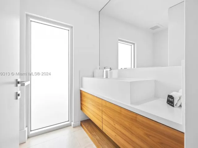 4-bedroom home for rent in Sunny Isles Beach - 323 Atlantic Ave Na - MondialRealty
