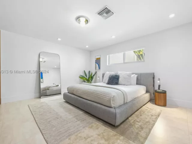4-bedroom home for rent in Sunny Isles Beach - 323 Atlantic Ave Na - MondialRealty