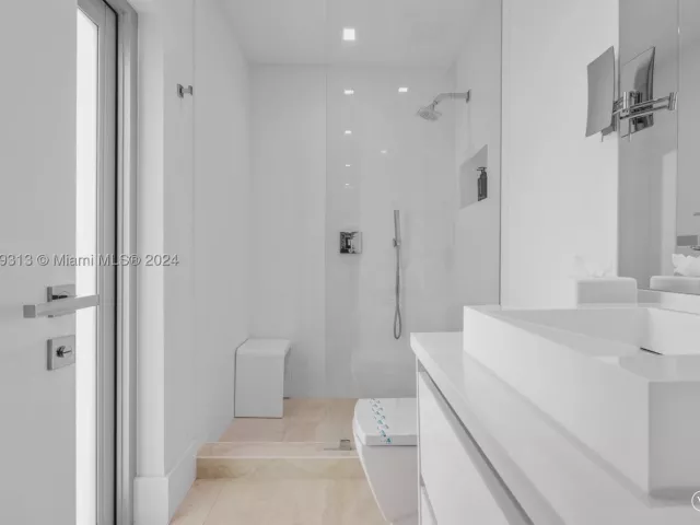 4-bedroom home for rent in Sunny Isles Beach - 323 Atlantic Ave Na - MondialRealty
