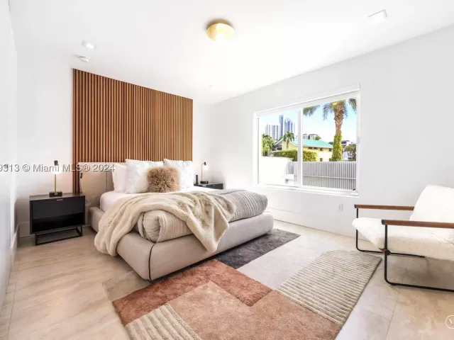4-bedroom home for rent in Sunny Isles Beach - 323 Atlantic Ave Na - MondialRealty