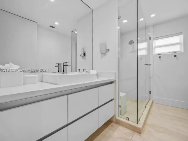 4-bedroom home for rent in Sunny Isles Beach - 323 Atlantic Ave Na - MondialRealty