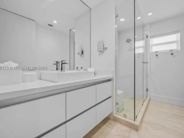 4-bedroom home for rent in Sunny Isles Beach - 323 Atlantic Ave Na - MondialRealty