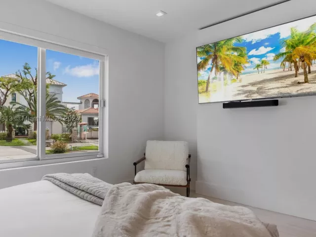 4-bedroom home for rent in Sunny Isles Beach - 323 Atlantic Ave Na - MondialRealty