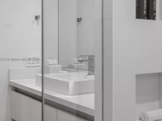 4-bedroom home for rent in Sunny Isles Beach - 323 Atlantic Ave Na - MondialRealty