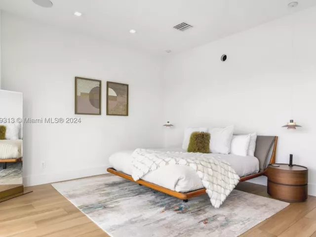 4-bedroom home for rent in Sunny Isles Beach - 323 Atlantic Ave Na - MondialRealty