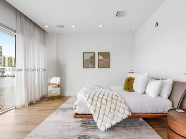 4-bedroom home for rent in Sunny Isles Beach - 323 Atlantic Ave Na - MondialRealty