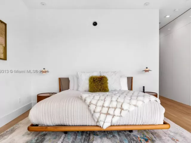 4-bedroom home for rent in Sunny Isles Beach - 323 Atlantic Ave Na - MondialRealty