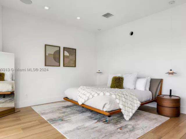 4-bedroom home for rent in Sunny Isles Beach - 323 Atlantic Ave Na - MondialRealty