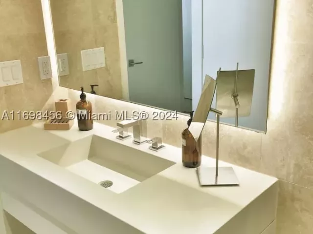 2-bedroom condo for rent in Miami Beach - 102 24th St 1421 - MondialRealty
