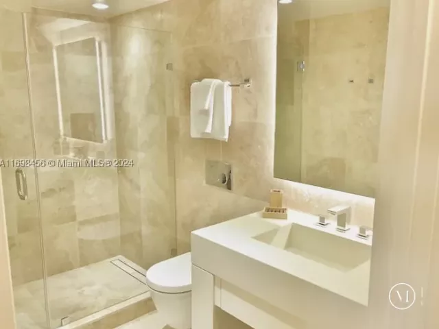2-bedroom condo for rent in Miami Beach - 102 24th St 1421 - MondialRealty