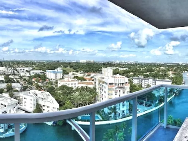 2-bedroom condo for rent in Miami Beach - 102 24th St 1421 - MondialRealty