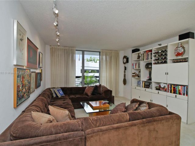 2-bedroom condo for sale in Aventura - 3400 NE 192nd St 307 - MondialRealty