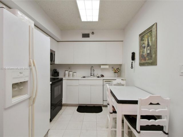 2-bedroom condo for sale in Aventura - 3400 NE 192nd St 307 - MondialRealty