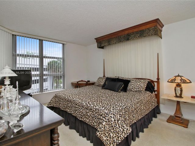 2-bedroom condo for sale in Aventura - 3400 NE 192nd St 307 - MondialRealty