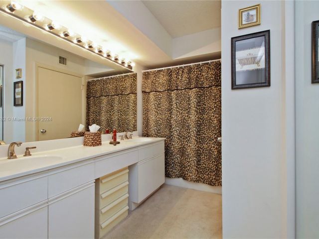 2-bedroom condo for sale in Aventura - 3400 NE 192nd St 307 - MondialRealty