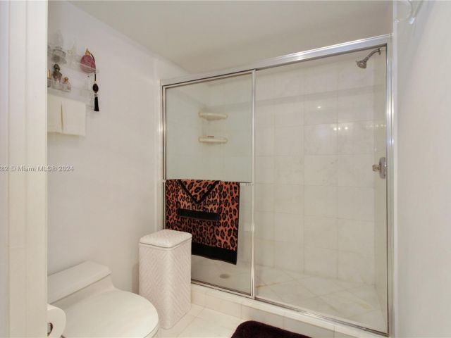 2-bedroom condo for sale in Aventura - 3400 NE 192nd St 307 - MondialRealty