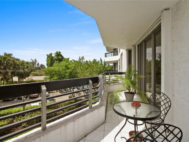 2-bedroom condo for sale in Aventura - 3400 NE 192nd St 307 - MondialRealty