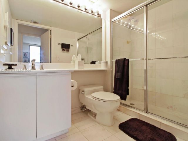 2-bedroom condo for sale in Aventura - 3400 NE 192nd St 307 - MondialRealty