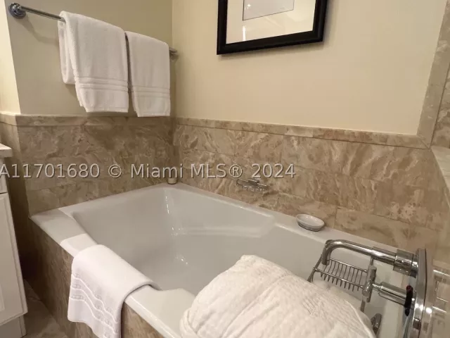 2-bedroom condo for sale in Miami - 1435 Brickell Ave 3307 - MondialRealty