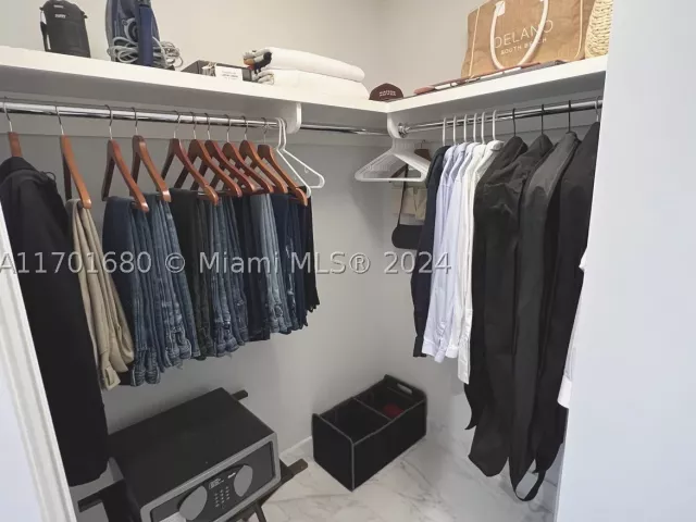 2-bedroom condo for sale in Miami - 1435 Brickell Ave 3307 - MondialRealty