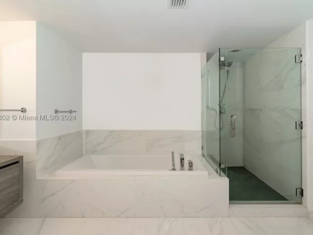 3-bedroom condo for sale in Sunny Isles Beach - 400 Sunny Isles Blvd 919 - MondialRealty