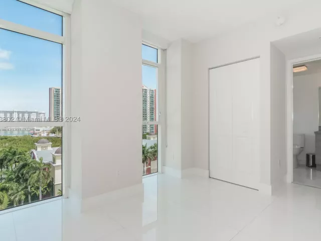 3-bedroom condo for sale in Sunny Isles Beach - 400 Sunny Isles Blvd 919 - MondialRealty