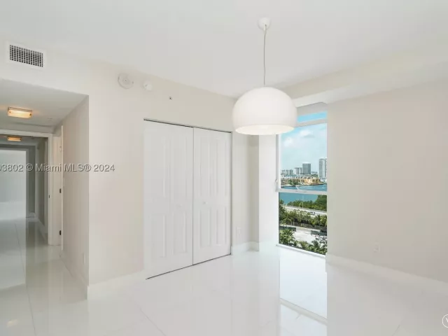 3-bedroom condo for sale in Sunny Isles Beach - 400 Sunny Isles Blvd 919 - MondialRealty