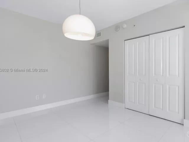 3-bedroom condo for sale in Sunny Isles Beach - 400 Sunny Isles Blvd 919 - MondialRealty