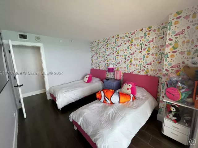 2-bedroom condo for rent in Miami Beach - 2555 Collins Ave 1409 - MondialRealty