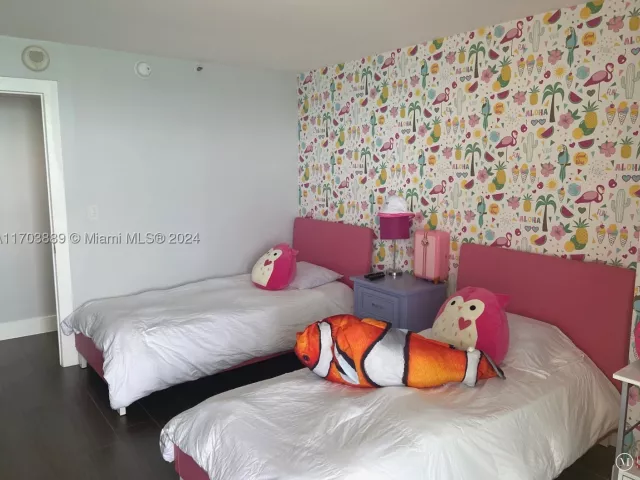2-bedroom condo for rent in Miami Beach - 2555 Collins Ave 1409 - MondialRealty