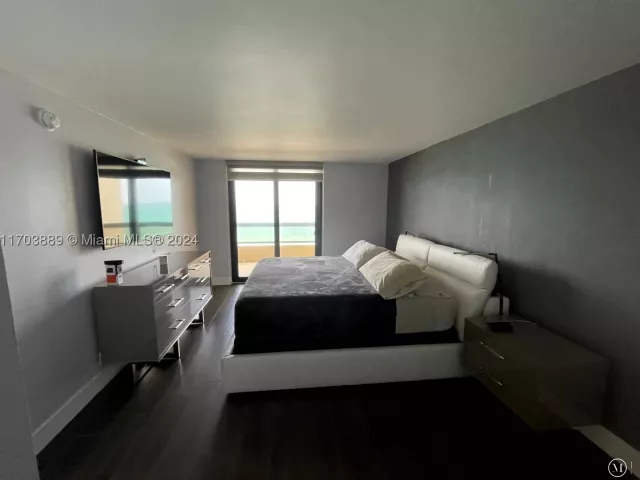2-bedroom condo for rent in Miami Beach - 2555 Collins Ave 1409 - MondialRealty