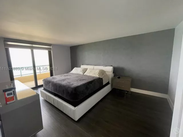 2-bedroom condo for rent in Miami Beach - 2555 Collins Ave 1409 - MondialRealty