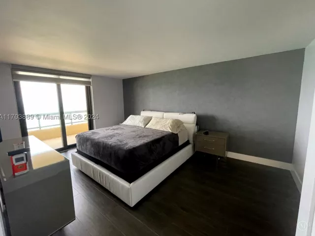 2-bedroom condo for rent in Miami Beach - 2555 Collins Ave 1409 - MondialRealty