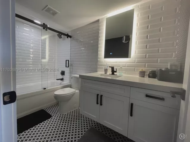 2-bedroom condo for rent in Miami Beach - 2555 Collins Ave 1409 - MondialRealty