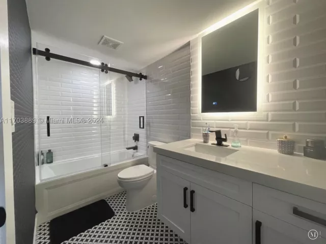 2-bedroom condo for rent in Miami Beach - 2555 Collins Ave 1409 - MondialRealty