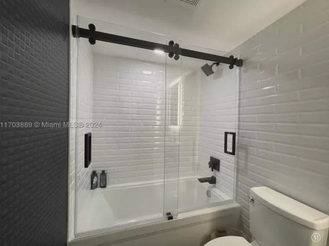 2-bedroom condo for rent in Miami Beach - 2555 Collins Ave 1409 - MondialRealty