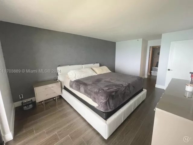 2-bedroom condo for rent in Miami Beach - 2555 Collins Ave 1409 - MondialRealty