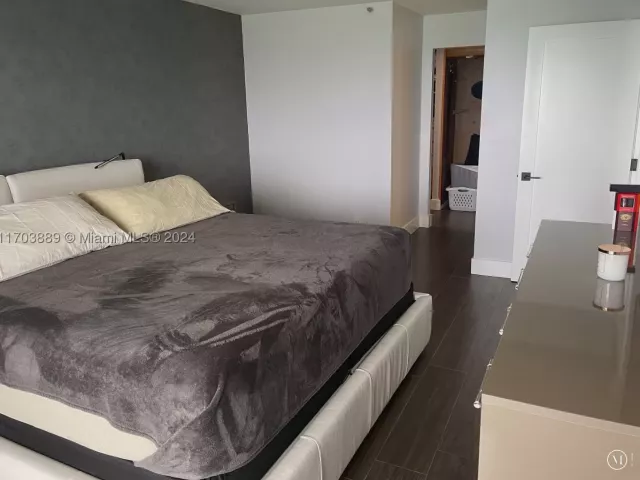 2-bedroom condo for rent in Miami Beach - 2555 Collins Ave 1409 - MondialRealty