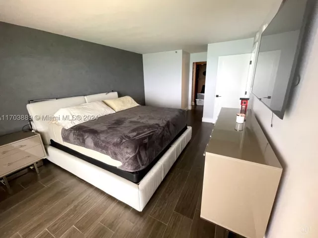 2-bedroom condo for rent in Miami Beach - 2555 Collins Ave 1409 - MondialRealty