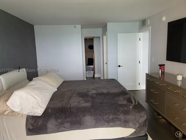 2-bedroom condo for rent in Miami Beach - 2555 Collins Ave 1409 - MondialRealty
