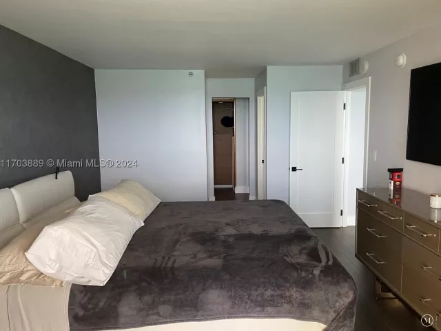 2-bedroom condo for rent in Miami Beach - 2555 Collins Ave 1409 - MondialRealty
