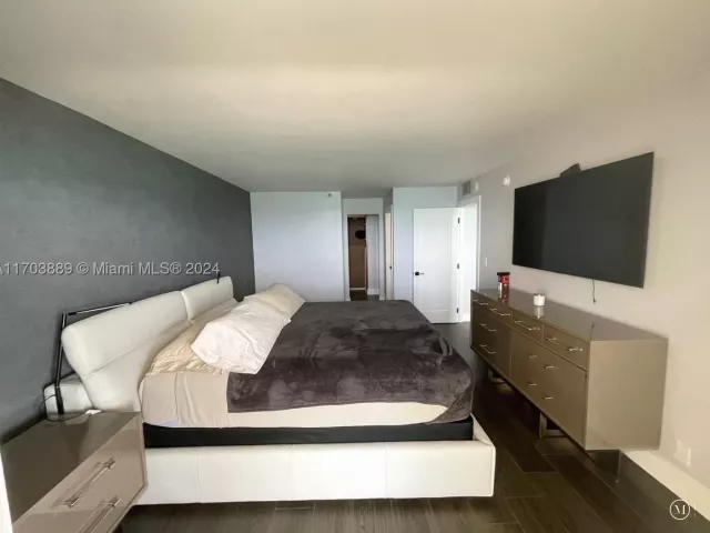 2-bedroom condo for rent in Miami Beach - 2555 Collins Ave 1409 - MondialRealty