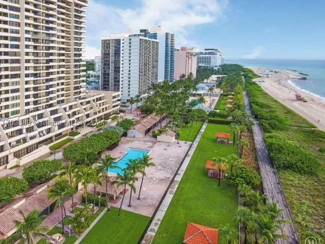 2-bedroom condo for rent in Miami Beach - 2555 Collins Ave 1409 - MondialRealty