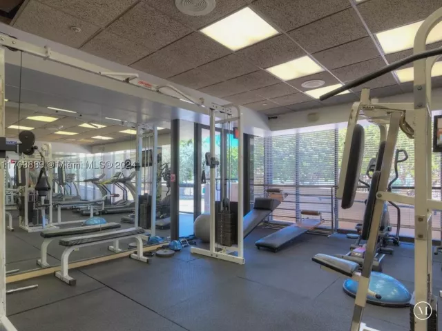 2-bedroom condo for rent in Miami Beach - 2555 Collins Ave 1409 - MondialRealty