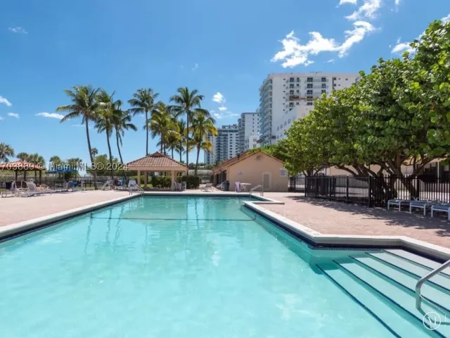 2-bedroom condo for rent in Miami Beach - 2555 Collins Ave 1409 - MondialRealty