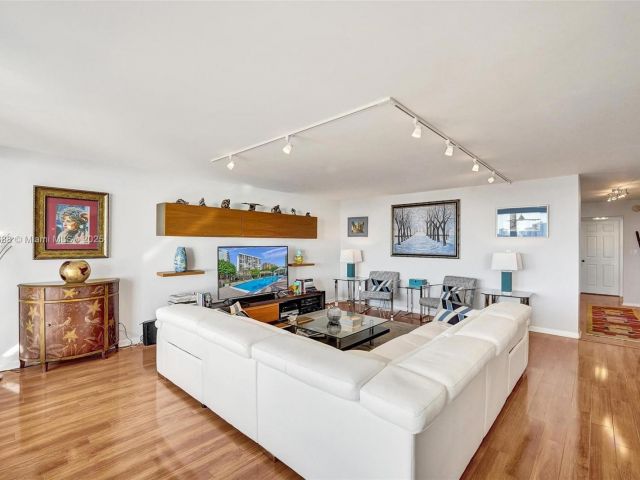 Apartment for sale  Unit #8B - photo 6251450